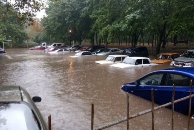 Одессу залило дождем: в городе потоп и пробки