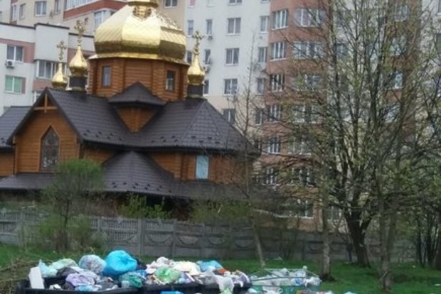 Во Львове на улицах все еще валяется 2 тонны мусора