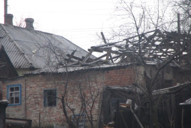 Боевики снова обстреляли Марьинку, горят здания