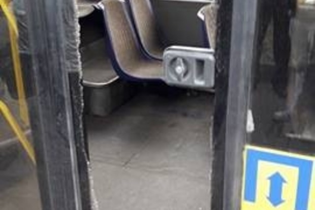 Пассажиры переполненного троллейбуса в Киеве «выдавили» стекло в дверях
