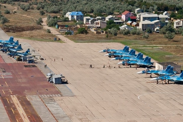 Українські військові завдали потужного удару безпілотниками аеродромом «Саки» в Криму