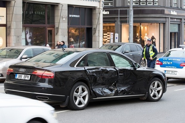 Премьер Эстонии врезался в Mercedes в центре Таллина