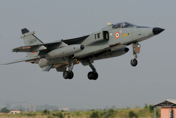В Индии на дома рухнул военный самолет