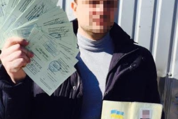 ﻿У Луганській області «Фантом» затримав партію водійських посвідчень та бланків про проходження водійських курсів