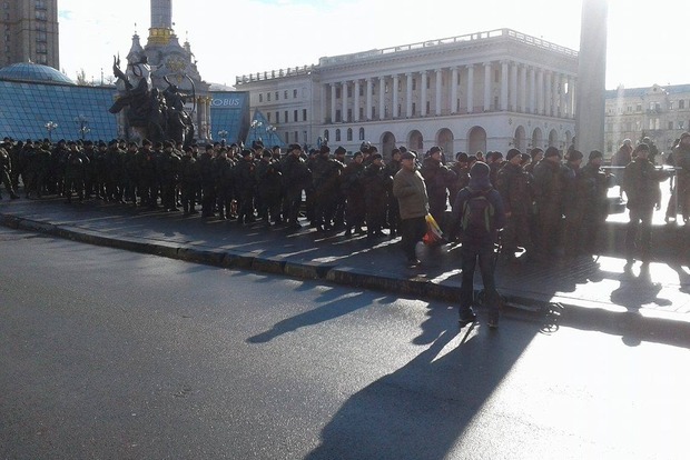Полиция силой оттеснила протестующих с Крещатика. В полицейского бросили фаер