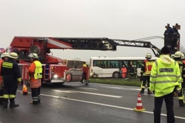 Шкільний автобус потрапив у ДТП в Німеччині, десятки постраждалих