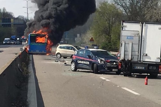 Божевільний водій викрав і підпалив автобус зі школярами