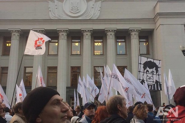 Протестующие пытались снести ограждение возле гостиницы Киев