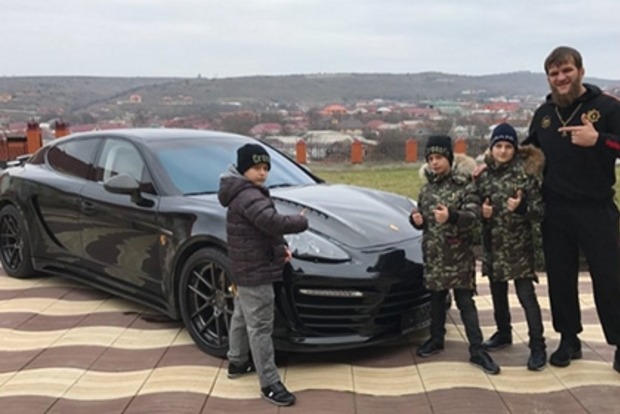 Діти Кадирова подарували Porsche Panamera тренеру з боротьби