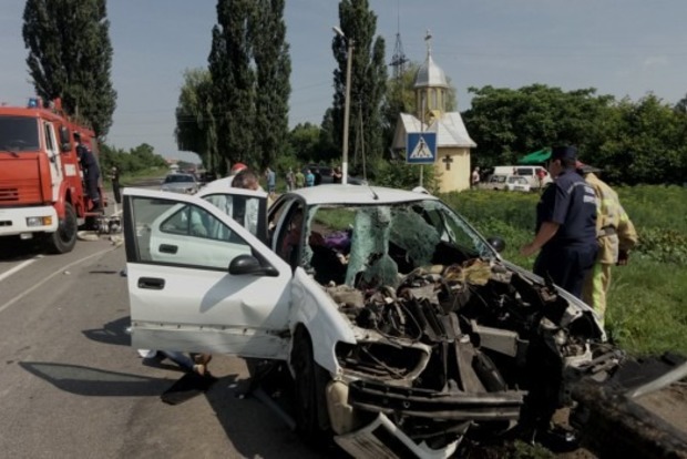 В Черновицкой области автомобиль столкнулся с отбойником, три человека погибли