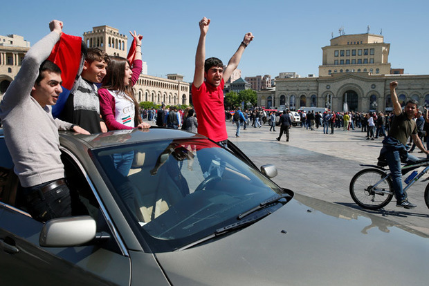 В центре Еревана снова протесты. Полиция пригнала спецтехнику