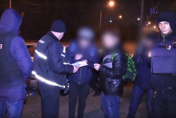 Діяли нахабно: У Києві затримали банду іноземців, що викрадала елітні автомобілі