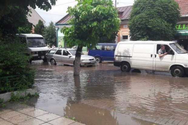 Непогода на Закарпатье: в Виноградове улицы превратились в Венецию