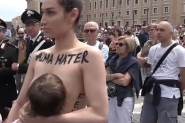 Femen погодували дітей грудьми перед Папою Римським