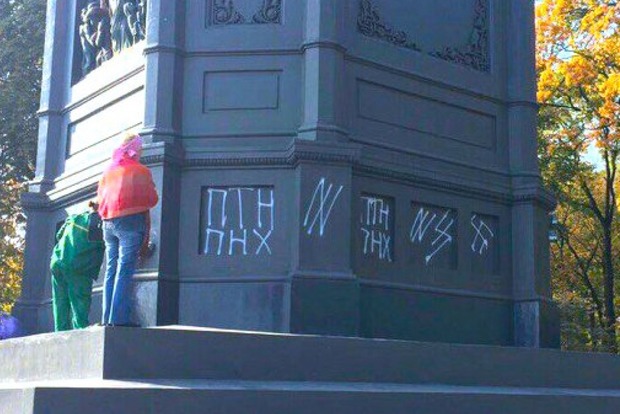 В Киеве неизвестные опять осквернили памятник князю Владимиру 
