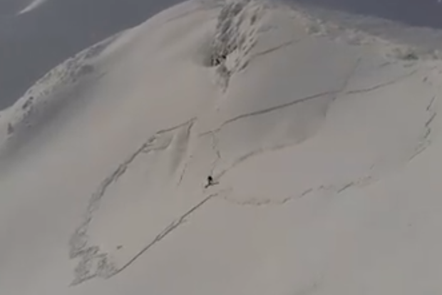 Как сноубордист чудом спасся от лавины в Карпатах
