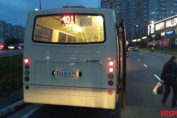 Водитель маршрутки устроил ДТП в Киеве и держал пассажиров в заложниках