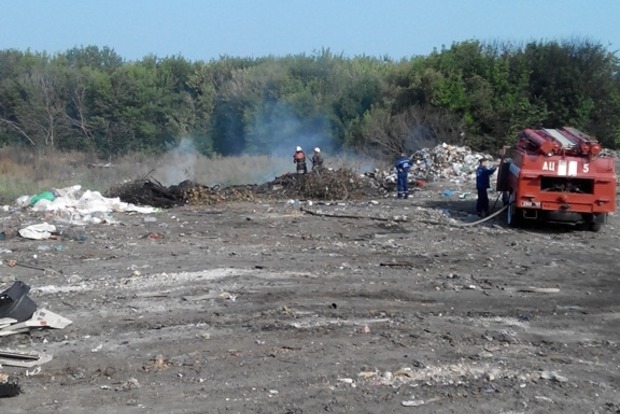 В Киевской области горит свалка, есть угроза сдвига горы мусора