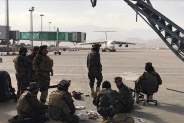 ОАЭ отправили в Кабул самолет с продовольствием и медикаментами