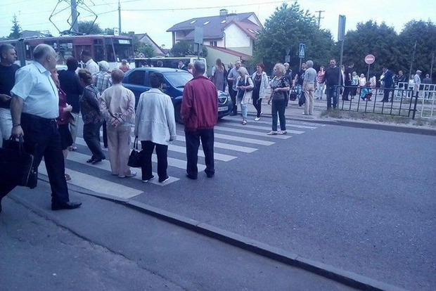 Обурені жителі перекрили вулицю Львова через неприбране сміття