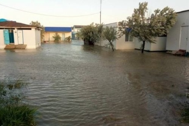 Летний отдых под угрозой: Курортную Кирилловку затопило, людей эвакуируют
