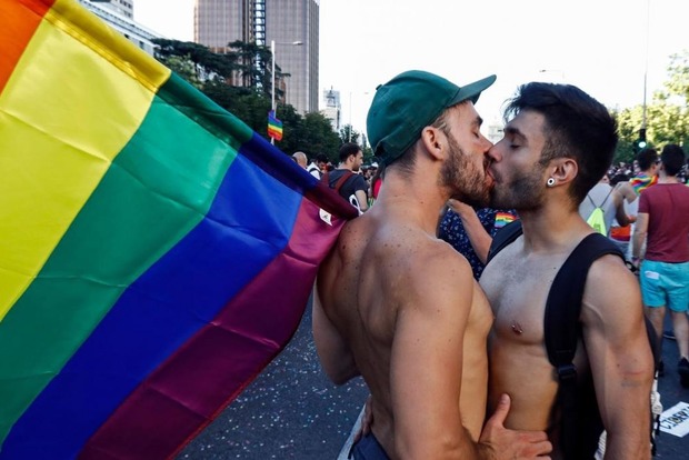 Гетеросексуальные мужчины подсознательно реагируют на поцелуи гей-пар с отвращением
