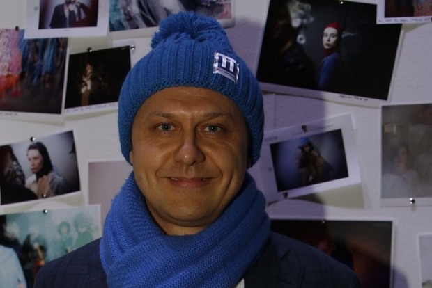 Второй Янукович? Кандидат устроил перформанс с украденными шапками
