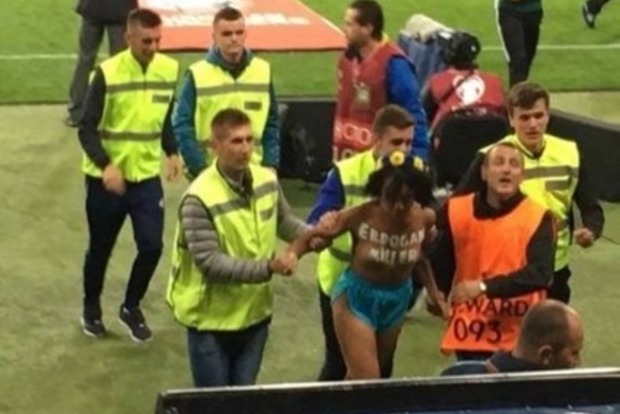 Голу Femen, затриману на матчі Україна - Туреччина, відпустили