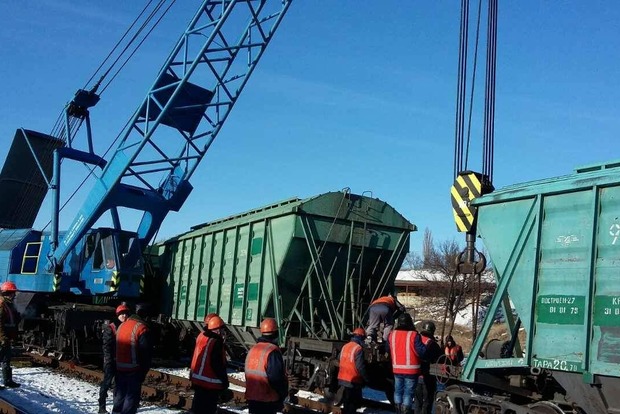 В Черкасской области подняли сошедшие с рельс вагоны, задерживаются восемь поездов