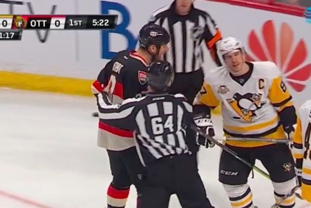 В матче НХЛ хоккеист отсек часть фаланги пальца своему противнику 