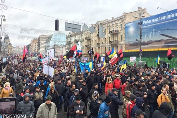 В Киеве 8 тыс. активистов проводят марш за импичмент Порошенко