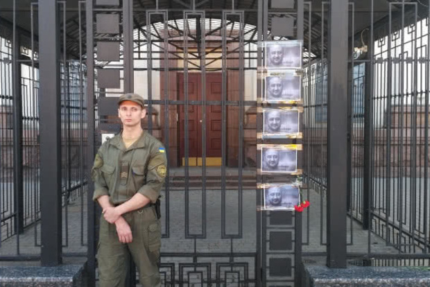 Горіть у пеклі: Посольство Росії обвішали портретами вбитого Бабченка
