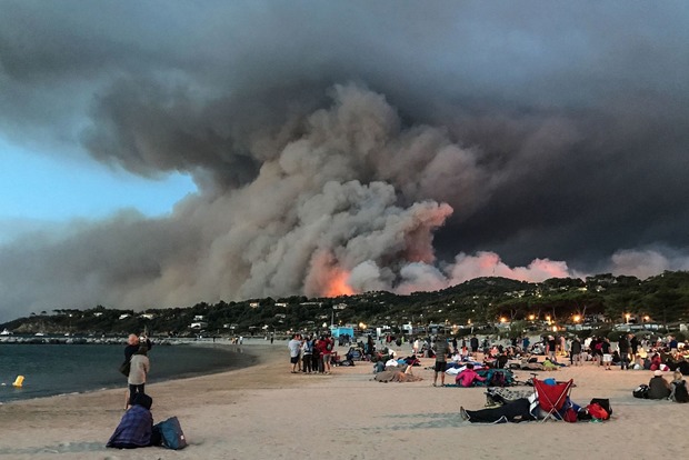 Франция продолжает гореть. Тысячи туристов и местных жителей эвакуируются