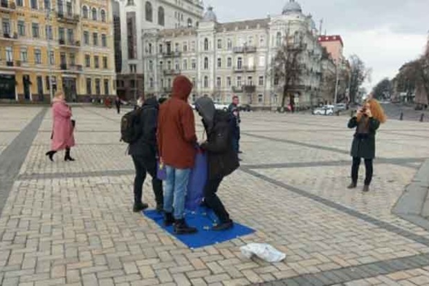 Неизвестные в центре Киева растоптали флаг Евросоюза