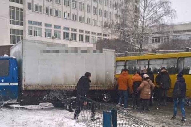 Масштабное ДТП в Киеве: перекрыто движение скоростных трамваев и авто