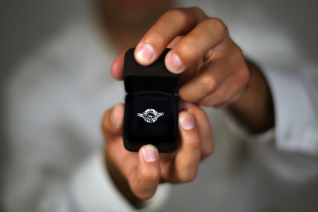 Австралиец спрятал кольцо в кулон своей девушки за год до предложения
