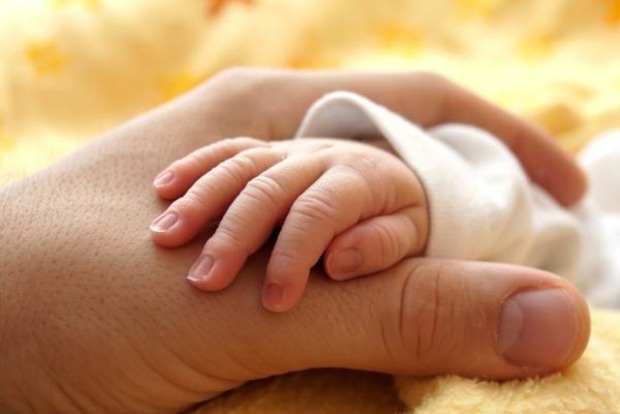  Новорожденная девочка умерла от голода на руках у матери в Олешках