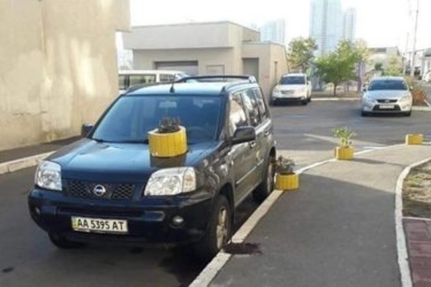 В Киеве «герою парковки» поставили бетонную клумбу на капот 