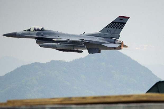 Истребитель ВВС США сбросил два топливных бака в озеро Южной Кореи