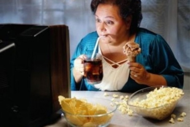 Вчені пояснили, чому краще не їсти перед телевізором