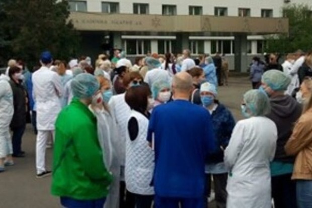 Правительство ничего не доплатило: медперсонал устроил бойкот в киевской больнице   