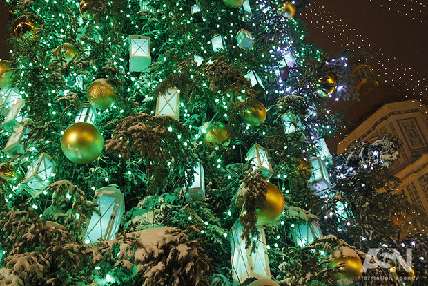 Найкрасивіші фото неонової новорічної ялинки у Києві
