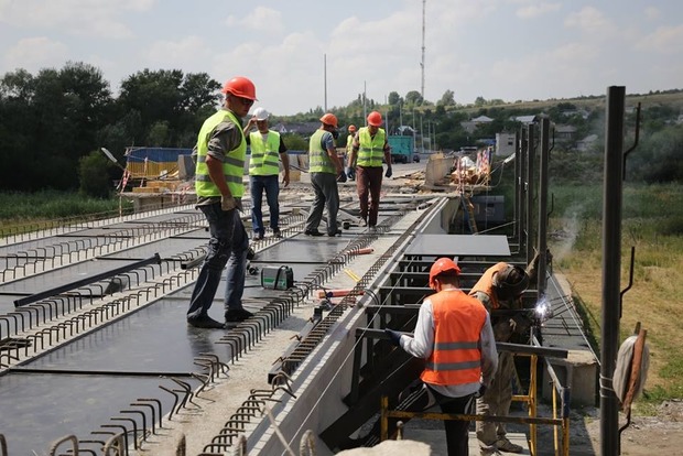 В Луганской области восстановили мост, поврежденный летом 2014
