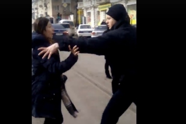 В Одессе полицейским пришлось применить силу к буйной женщине, бросающейся на людей