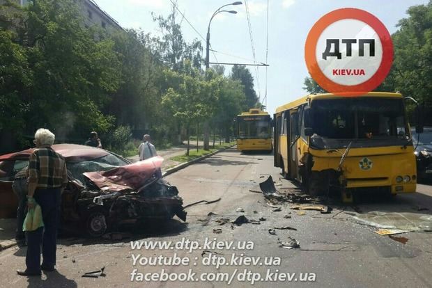 У Києві авто влетіло в маршрутку, госпіталізовано трьох людей фото)