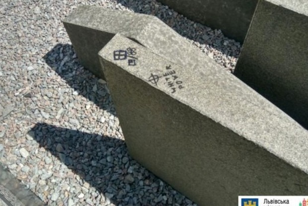 Во Львове хулиганы расписали неонацистскими лозунгами стелу на Площади Синагог