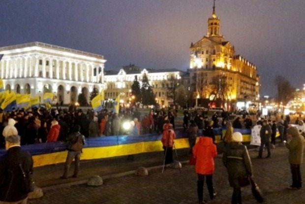 На Майдане полиция задержала пять человек, которые несли покрышки