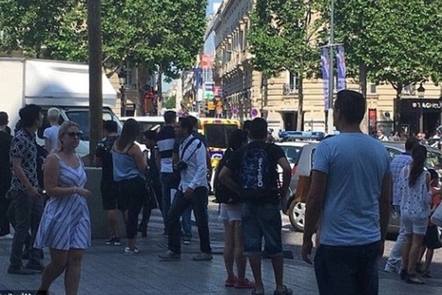 Нападавший, который протаранил фургон полиции в Париже, погиб