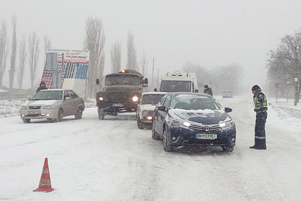 На трасі у Херсонській області в снігу застрягли більше 70 автомобілів