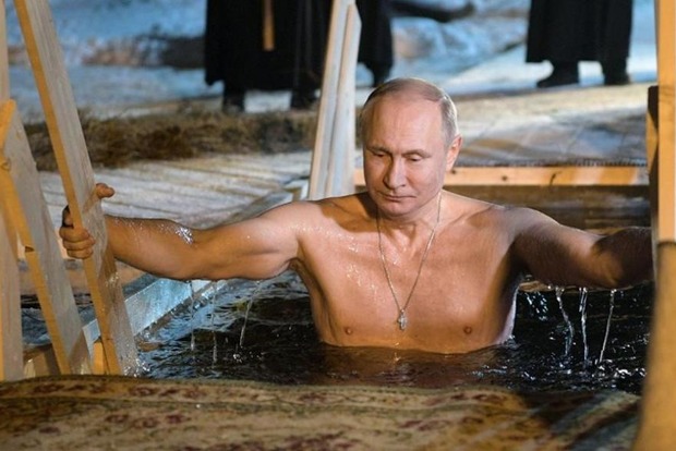 Путин окунулся на Крещение в прорубь